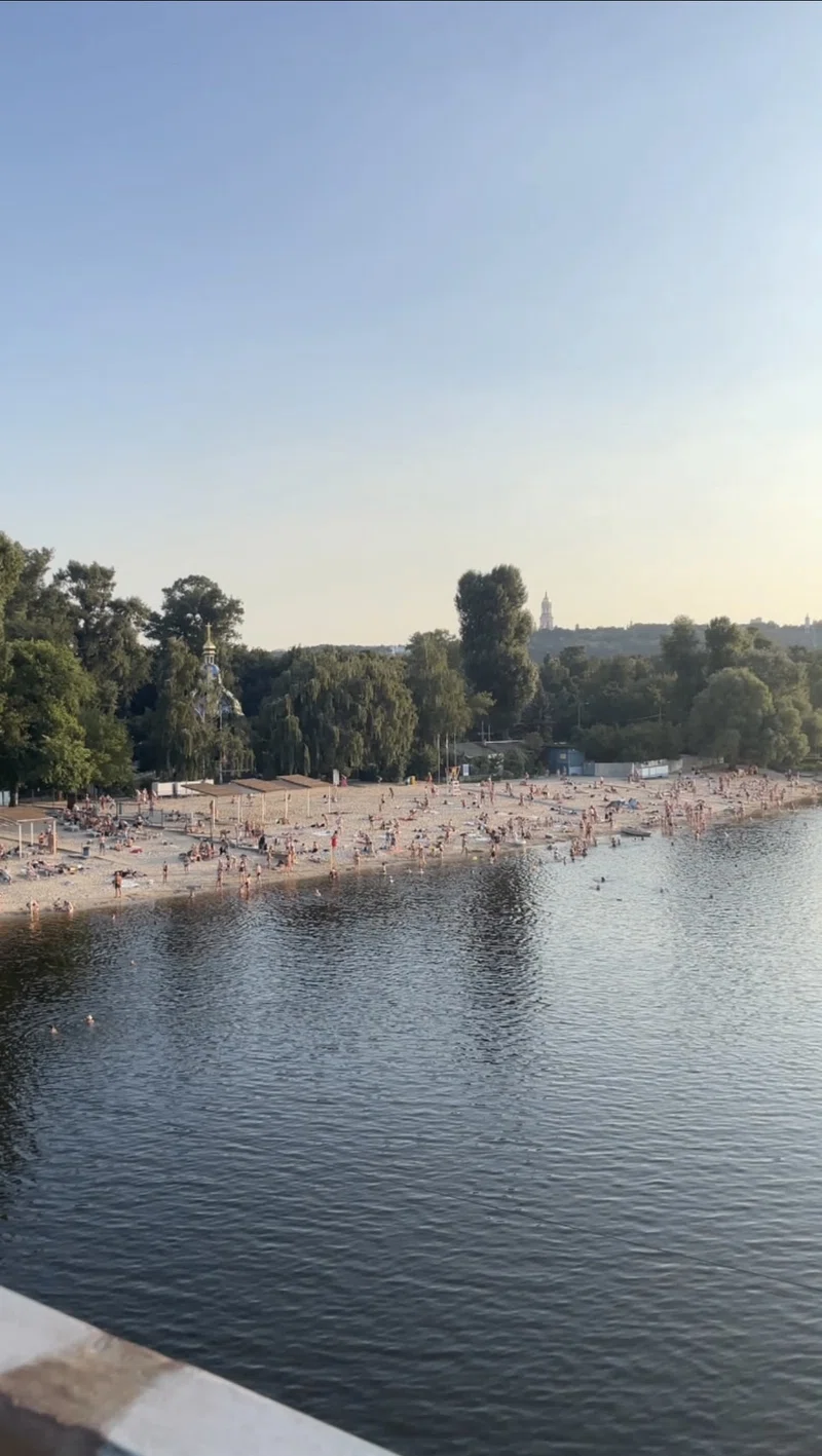 ドニエプロ川で海水浴をする人々